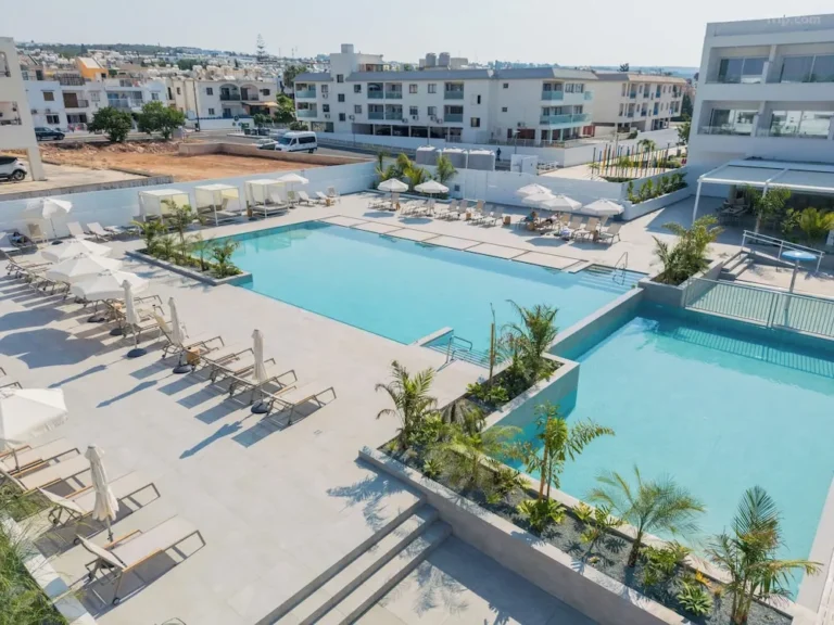 Buitenzwembad van Abacus Suites