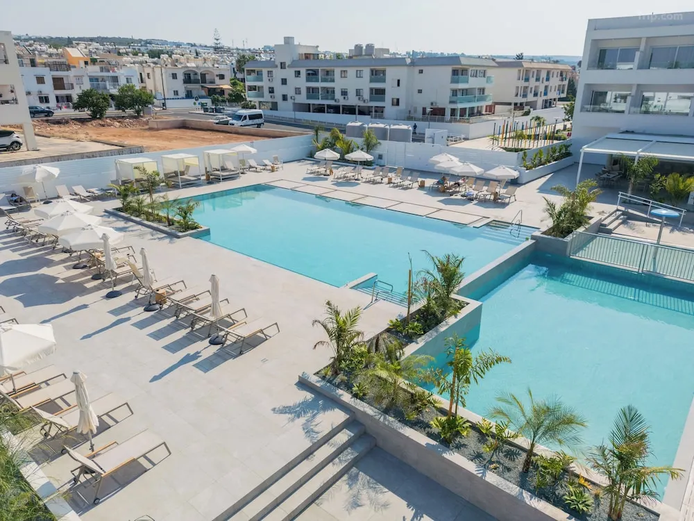 Buitenzwembad van Abacus Suites