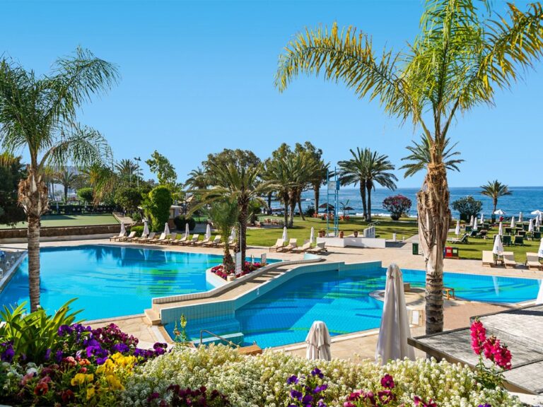 Zwembad bij Constantinou Bros Athena Royal Beach