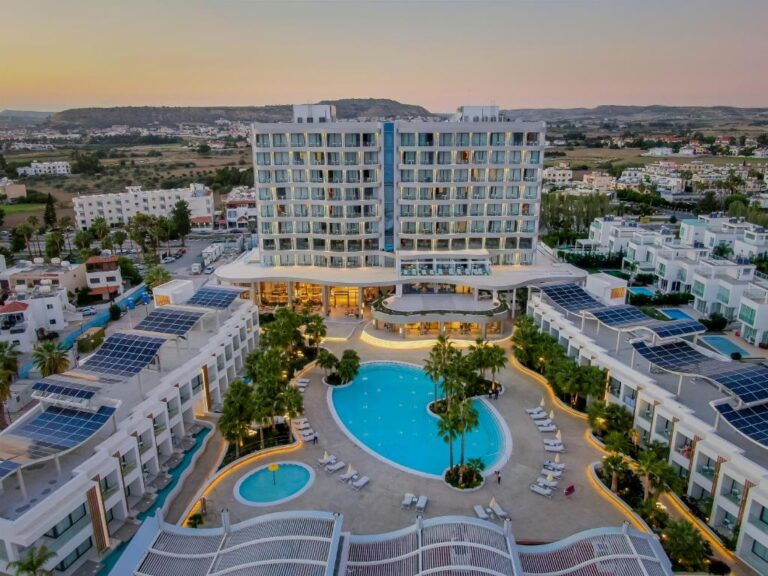 Boven aanzicht Radisson Beach Resort Larnaca
