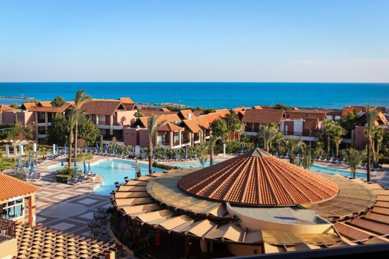 hotel en zwembad van robinson club cyprus