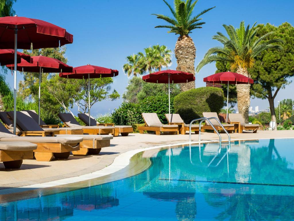 ligbedden en zwembad van st raphael resort