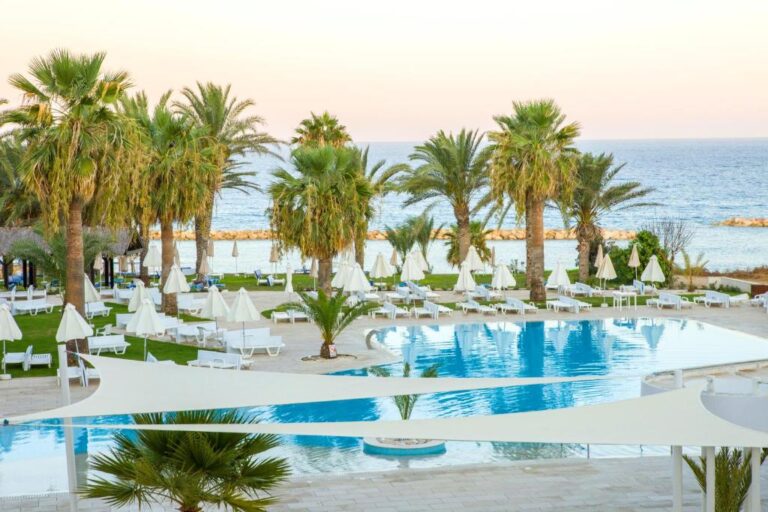 Zwembad met uitzicht op zee van Venus Beach Hotel