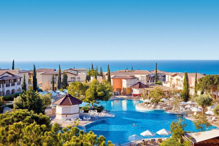 De zwembaden van atlantica aphrodite hills op cyprus