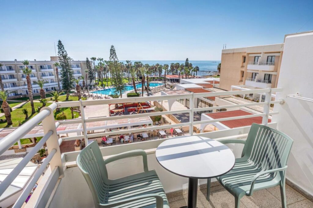 Balkon van Louis Phaethon Beach