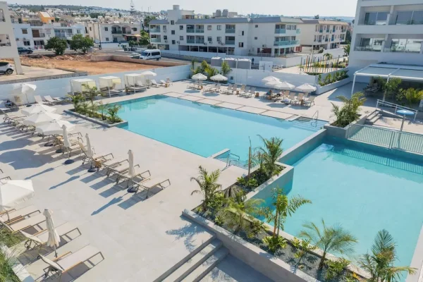 Buitenzwembad van Abacus Suites