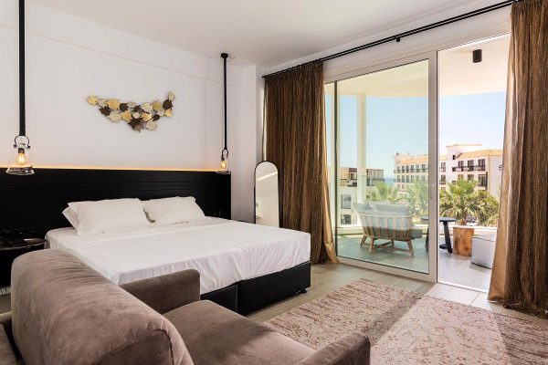Kamer met dicht balkon bij Abacus Suites