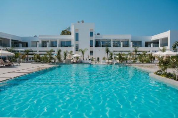 Buitenzwembad van Abacus Suites