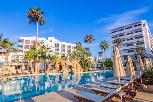 buitenzwembad met ligbedden bij Aktea Beach Village