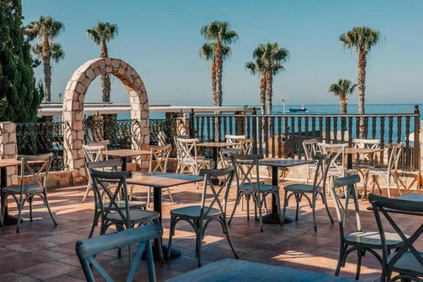 Terras met uitzicht op zee bij Akteon Holiday Village