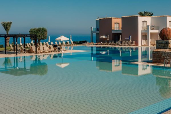 Akteon Holiday Village buitenzwembad en ligbedden