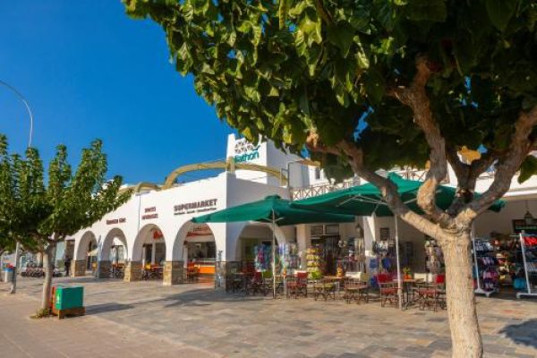 Terras bij Aliathon Resort