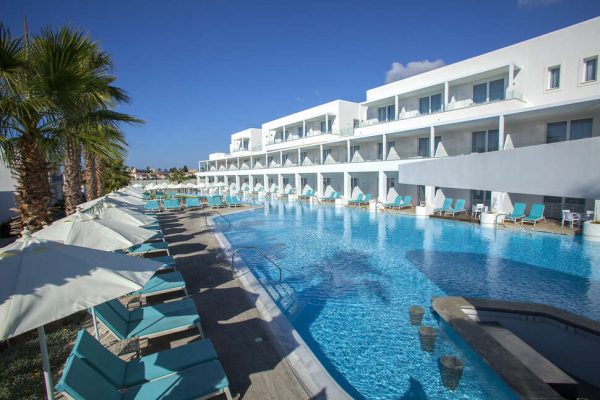 Wim up kamers en ligbedden bij Aliathon Resort