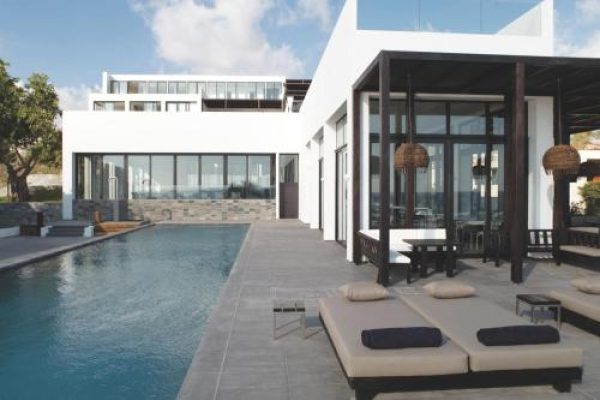 Terras van de suite met zwembad bij Almyra
