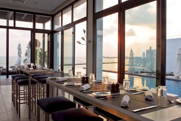 Restaurant met prachtig uitzicht op zee bij Almyra