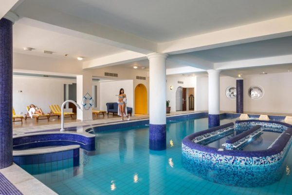Binnenzwembad van Aquamare Beach & Spa
