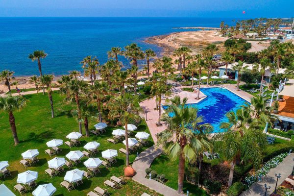 Bovenaanzicht van zwembad en ligbedden bij Aquamare Beach & Spa