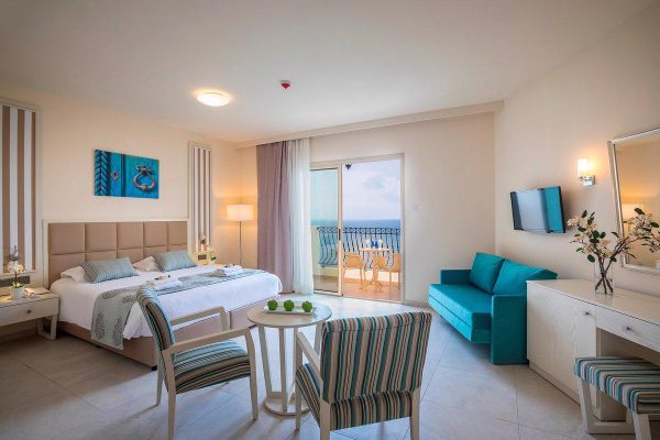 Suite met balkon van Aquamare Beach & Spa