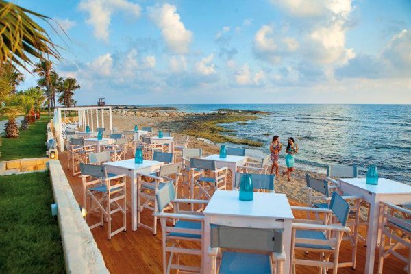 Strandterras van Aquamare Beach & Spa