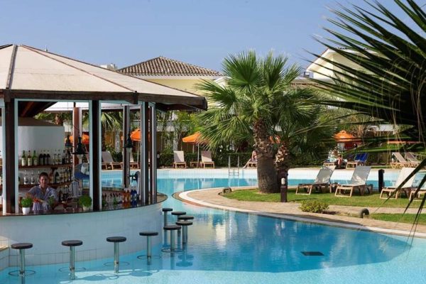 Poolbar in het zwembad van Atlantica Aeneas resort & Spa