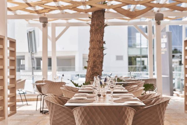 Terras van het restaurant bij Atlantica Aeneas resort & Spa