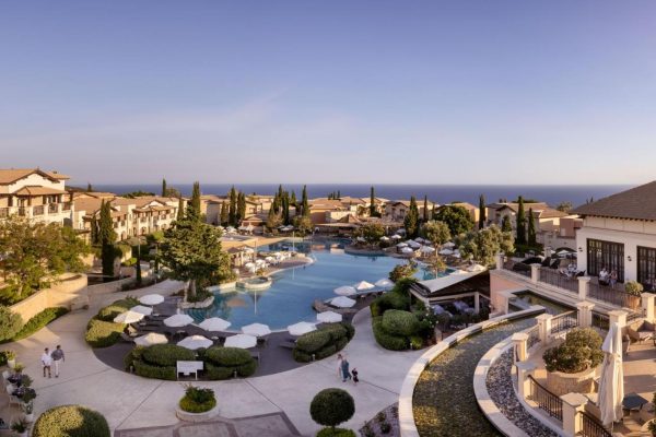 Bovenaanzicht van zwembad Atlantica Aphrodite Hills