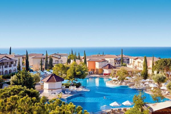De zwembaden van atlantica aphrodite hills op cyprus
