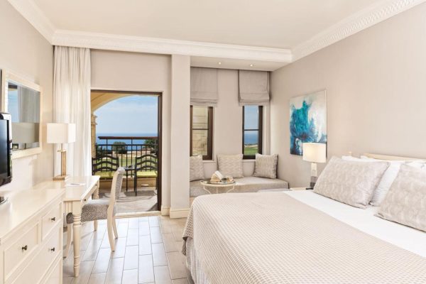 suite met balkon bij Atlantica Aphrodite Hills