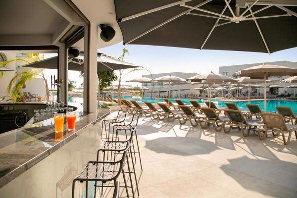 bar bij het zwembad van Atlantica Aqua Blue