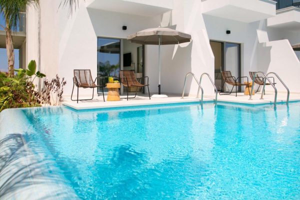Atlantica Aqua Blue swim up rooms