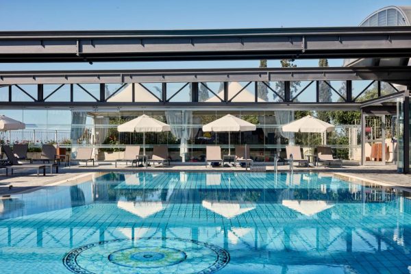 Binnenzwembad van Atlantica bay