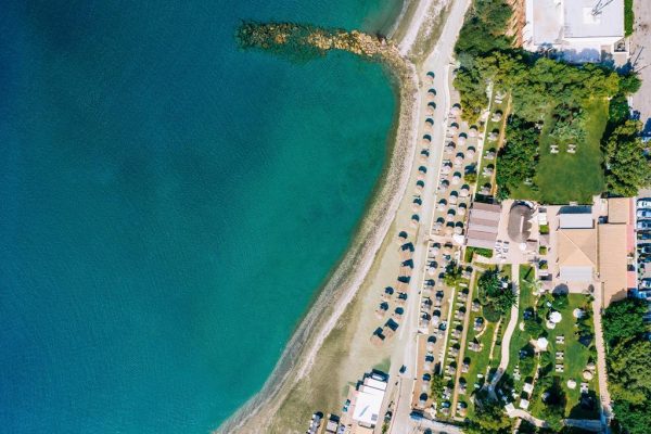 Bovenaanzicht met strand Atlantica bay