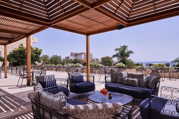Terras met uitzicht op zee van Atlantica bay