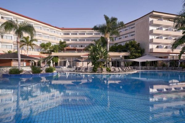 Atlantica bay buitenzwembad met ligbedden en terras