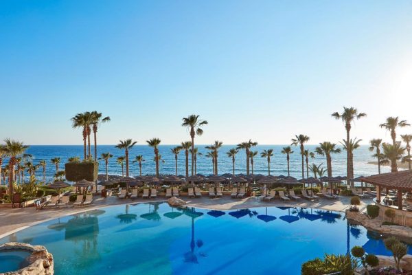 Atlantica Golden Beach buitenzwembad met uitzicht op zee