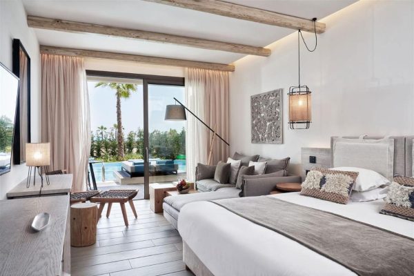 Atlantica Mare Village Ayia Napa ander aanzicht van de kamer en swim-up pool