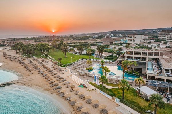 Atlantica Mare Village Ayia Napa overview en strand
