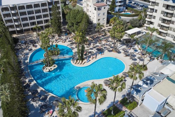 bovenaanzicht van het zwembad van Atlantica Oasis