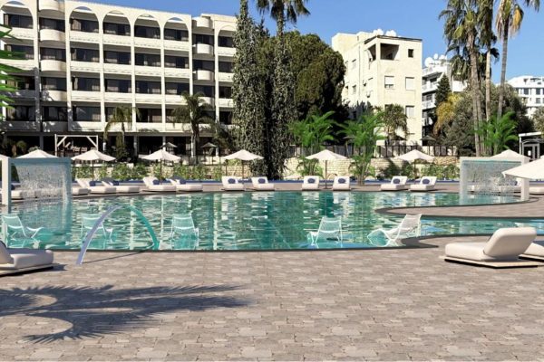 Hoofd buitenzwembad van Atlantica Oasis