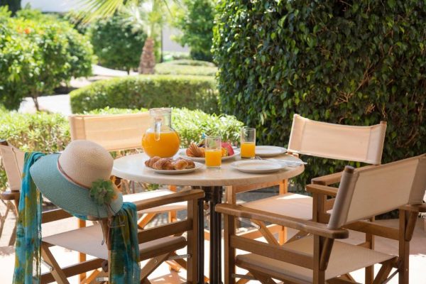 Privé terras van Avanti Holiday Village