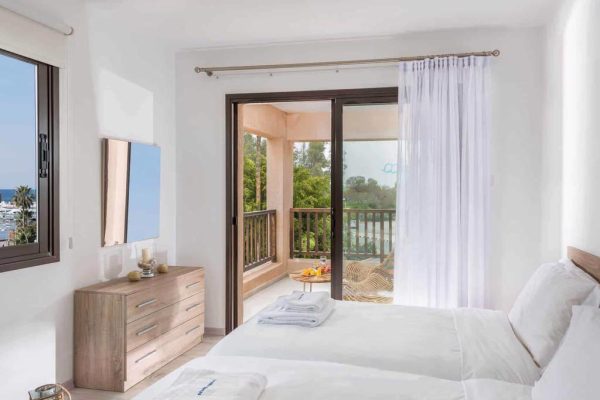 Slaapkamer met balkon van Basilica Holiday Resort