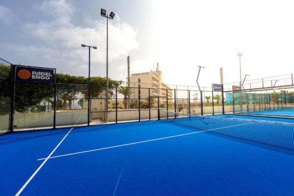 Padelbaan bij Capo Bay