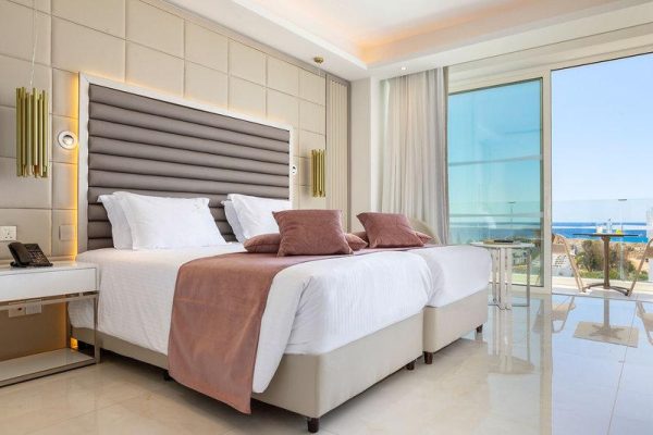 Kamer bij Chrysomare Beach Hotel
