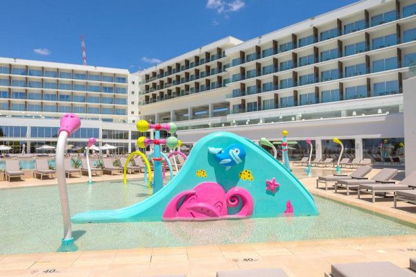 Kinderzwembad van Chrysomare Beach Hotel