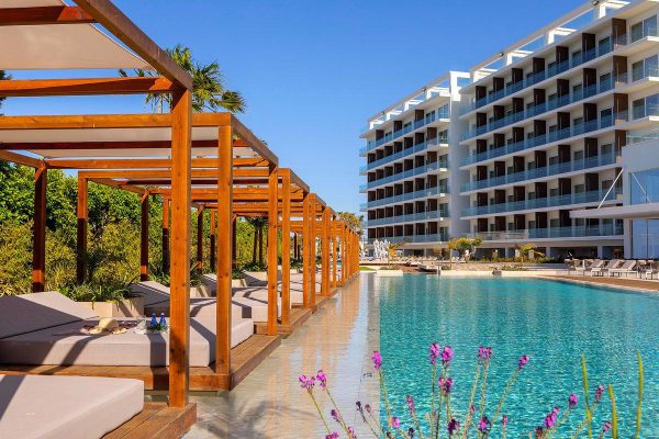Zwembad en ligbedden bij Chrysomare Beach Hotel