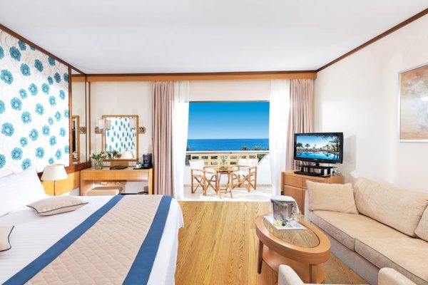 Kamer met balkon van Constantinou Bros Athena Royal Beach