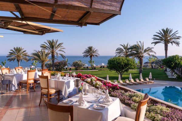 Terras van Constantinou Bros Athena Royal Beach