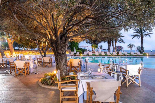 Terras van Constantinou Bros Athena Royal Beach