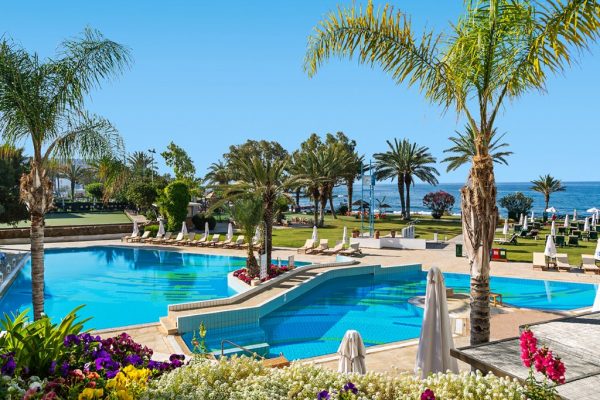 Zwembad bij Constantinou Bros Athena Royal Beach
