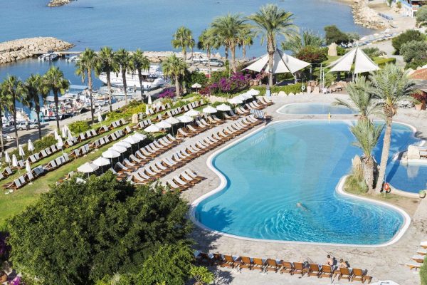 Overview zwembad van Coral Beach Hotel